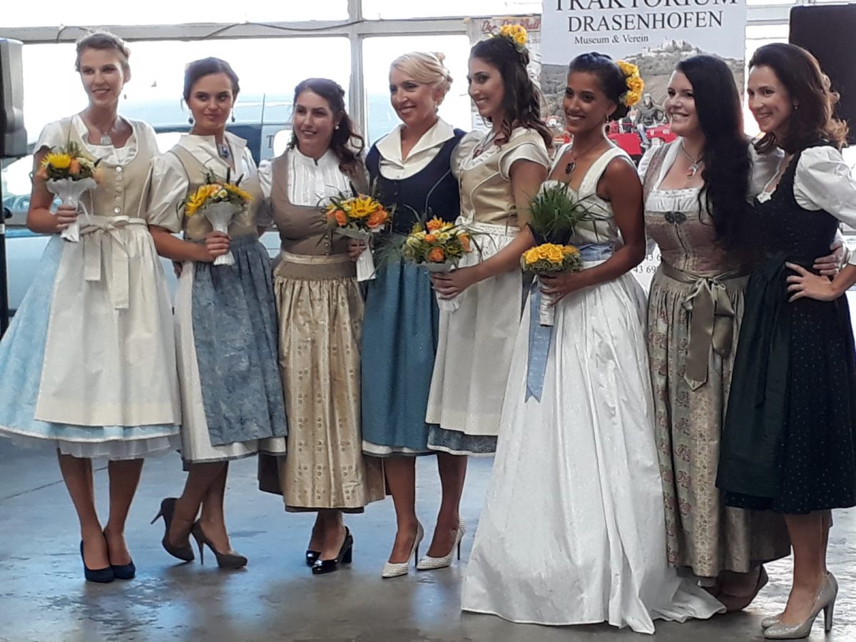 Dirndlpräsentation in der Metastadt