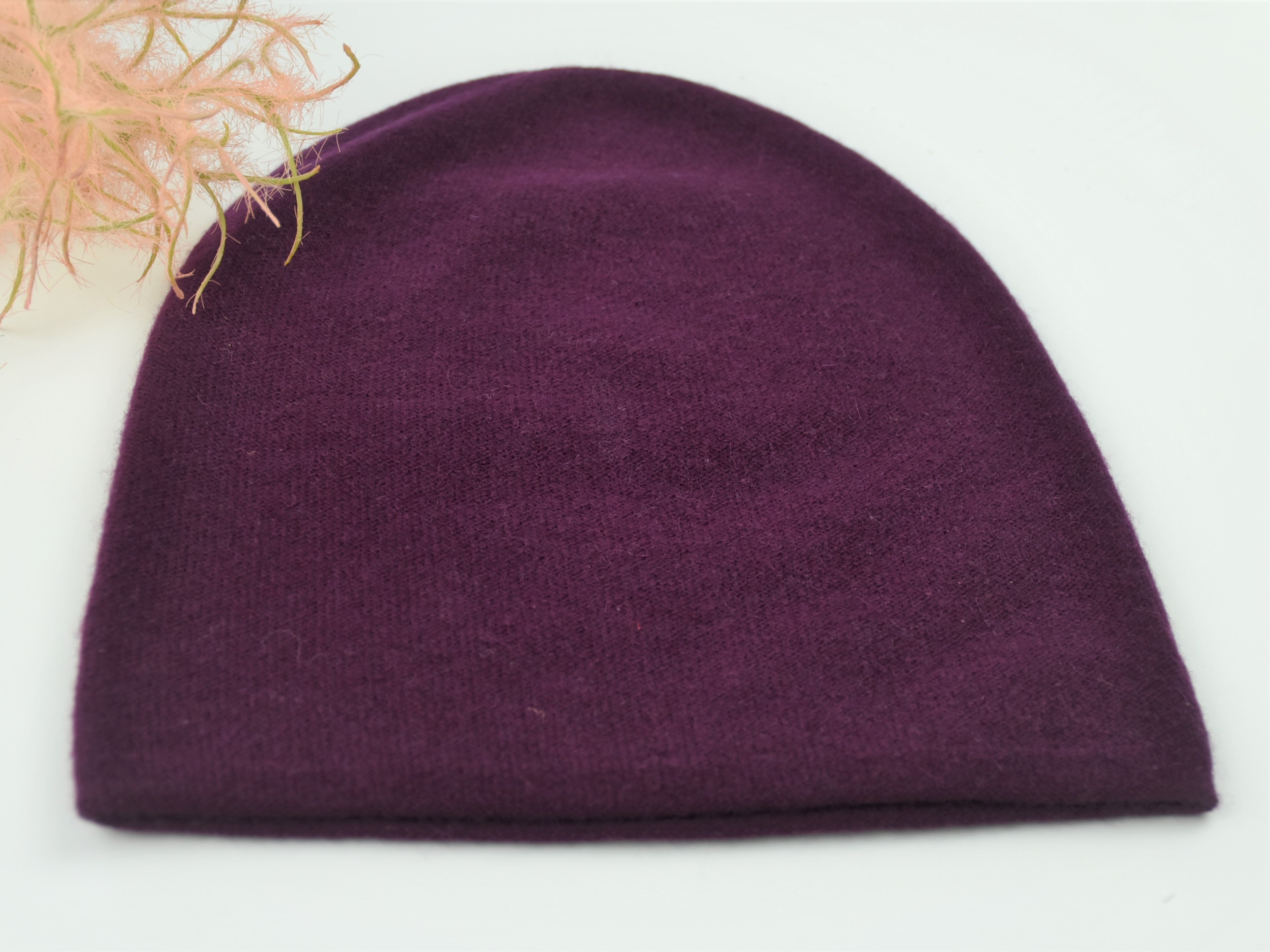 Dieses herrliche 2-teilige Set in der Farbe Wino besteht aus - Schal - Haube Material: 100% Cashmere, hoher Tragekomfort, wunderbar leicht und anschmiegsam Verarbeitung: Locker gestrickt, die Abschlusskanten des Schals und der Handschuhe sind gestrickt und rollen sich dadurch nicht ein. Die Haube ist mit 2 Lagen verarbeitet. Wunderbar warm und kuschelig. Erhältlich bei der Dirndlmacherei Austria.