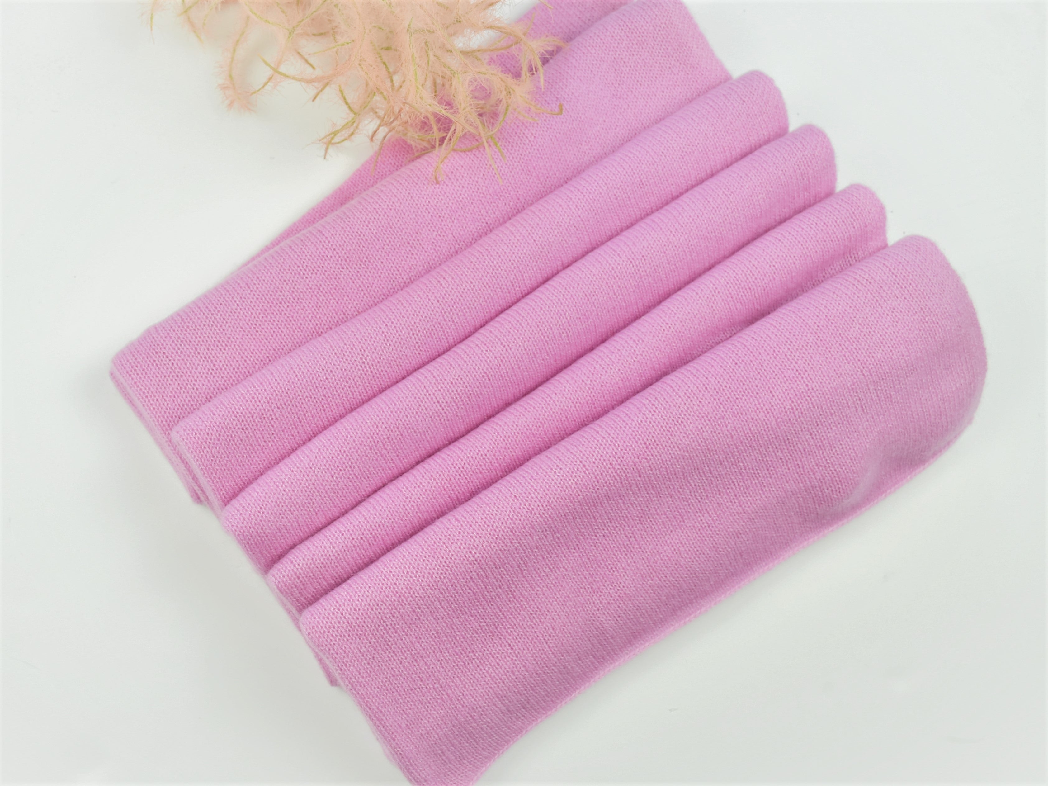 Dieses herrliche 3-teilige Set in der Farbe Rosie besteht aus  - Schal - Haube - Handschuhen  Optional kann ein passendes Stirnband bestellt werden. Material: 100% Cashmere, hoher Tragekomfort, wunderbar leicht und anschmiegsam Verarbeitung: Locker Gestrickt, die Abschlusskanten des Schals und der Handschuhe sind gestrickt und rollen sich dadurch nicht ein. Sowohl Haube, als auch Stirnband sind mit 2 Lagen verarbeitet. Wunderbar warm und kuschelig. Erhältlich bei der Dirndlmacherei Austria.