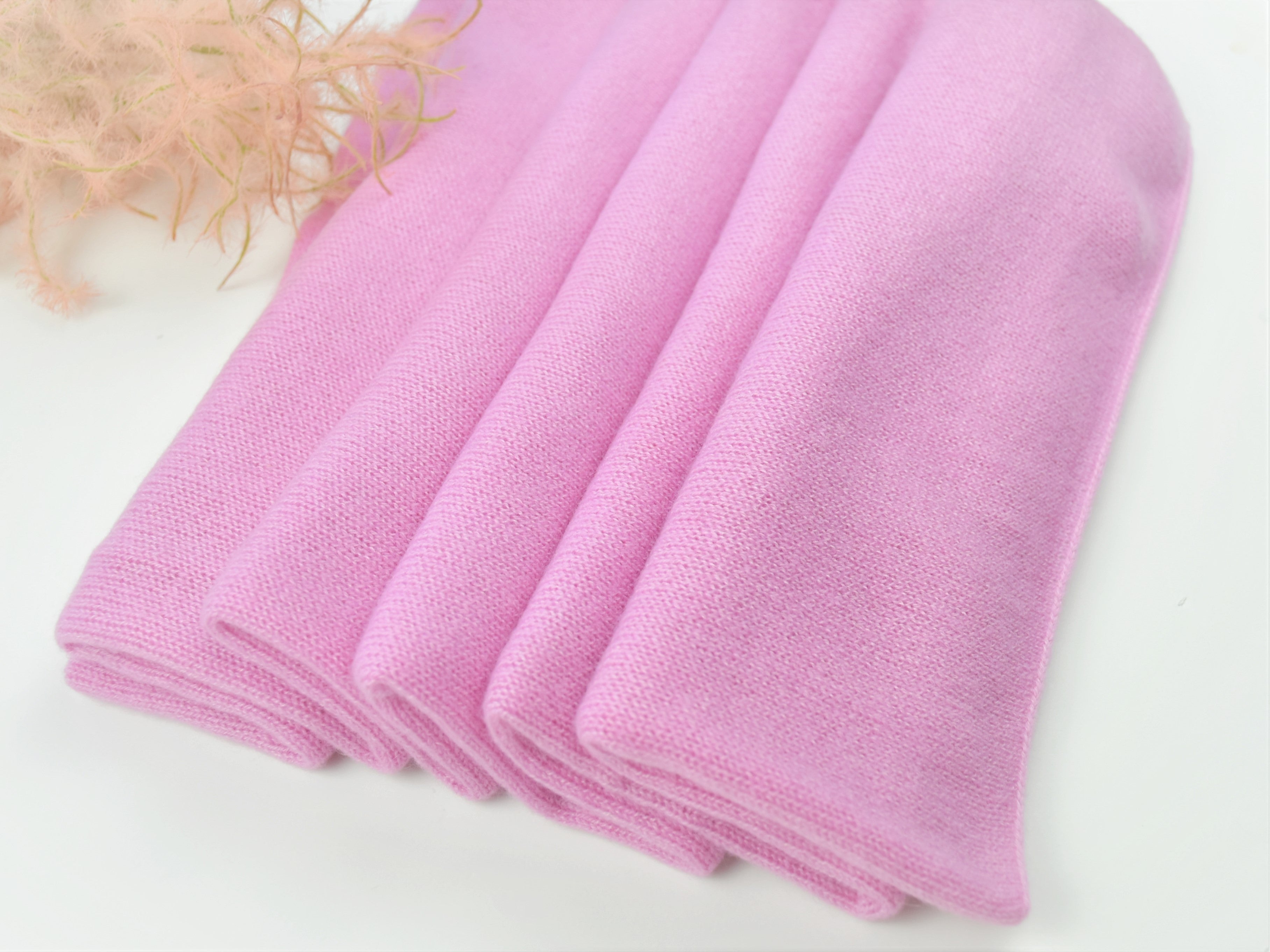Dieses herrliche 3-teilige Set in der Farbe Rosie besteht aus  - Schal - Haube - Handschuhen  Optional kann ein passendes Stirnband bestellt werden. Material: 100% Cashmere, hoher Tragekomfort, wunderbar leicht und anschmiegsam Verarbeitung: Locker Gestrickt, die Abschlusskanten des Schals und der Handschuhe sind gestrickt und rollen sich dadurch nicht ein. Sowohl Haube, als auch Stirnband sind mit 2 Lagen verarbeitet. Wunderbar warm und kuschelig. Erhältlich bei der Dirndlmacherei Austria.
